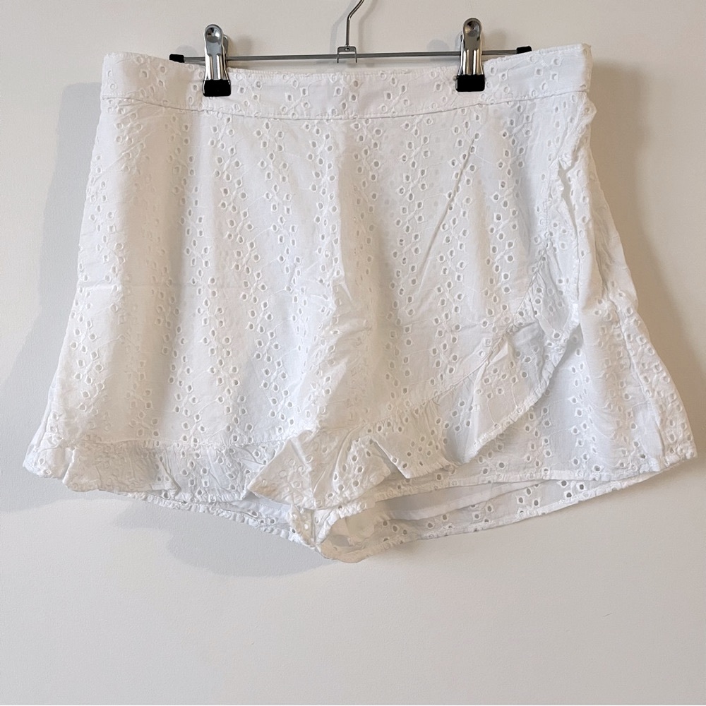 Hollister Ultra High-Rise Eyelet Wrap Skort
